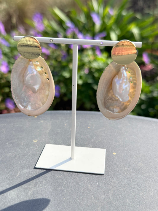 Pearl shell earrings